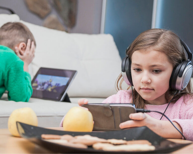 Смартфон стал незваным гостем за столом